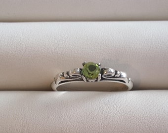 Peridot faceted silver ring