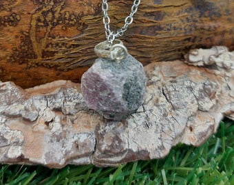 Collar de cristal de rubí hexagonal natural