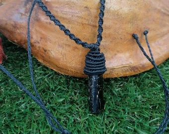Op de afbeelding: Zwarte obsidianen kristallen hanger aan een zwarte koordsnoer. De ketting is gemaakt met een macramé-knoopontwerp.