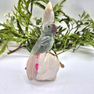 Vintage geschnitzter Aventurin-Papageienvogel auf roher Quarz-Basis, seltene Edelstein-Vogelfigur