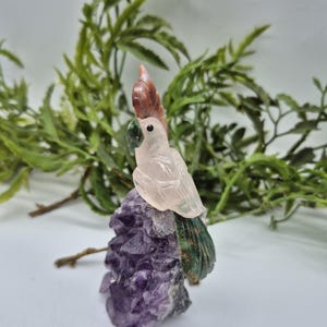 Rosenquarz geschnitzter Vogel mit Jade Details auf Amethyst Cluster, Vintage Edelstein Papagei Vogel Skulptur