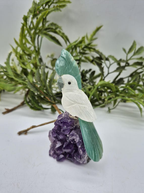 ヴィンテージクォーツ彫刻の鳥の彫刻：アメジストクラスターにグリーン