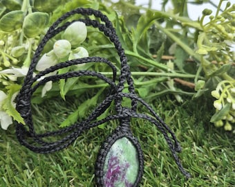 Collier en macramé avec cristaux rubis zoisite