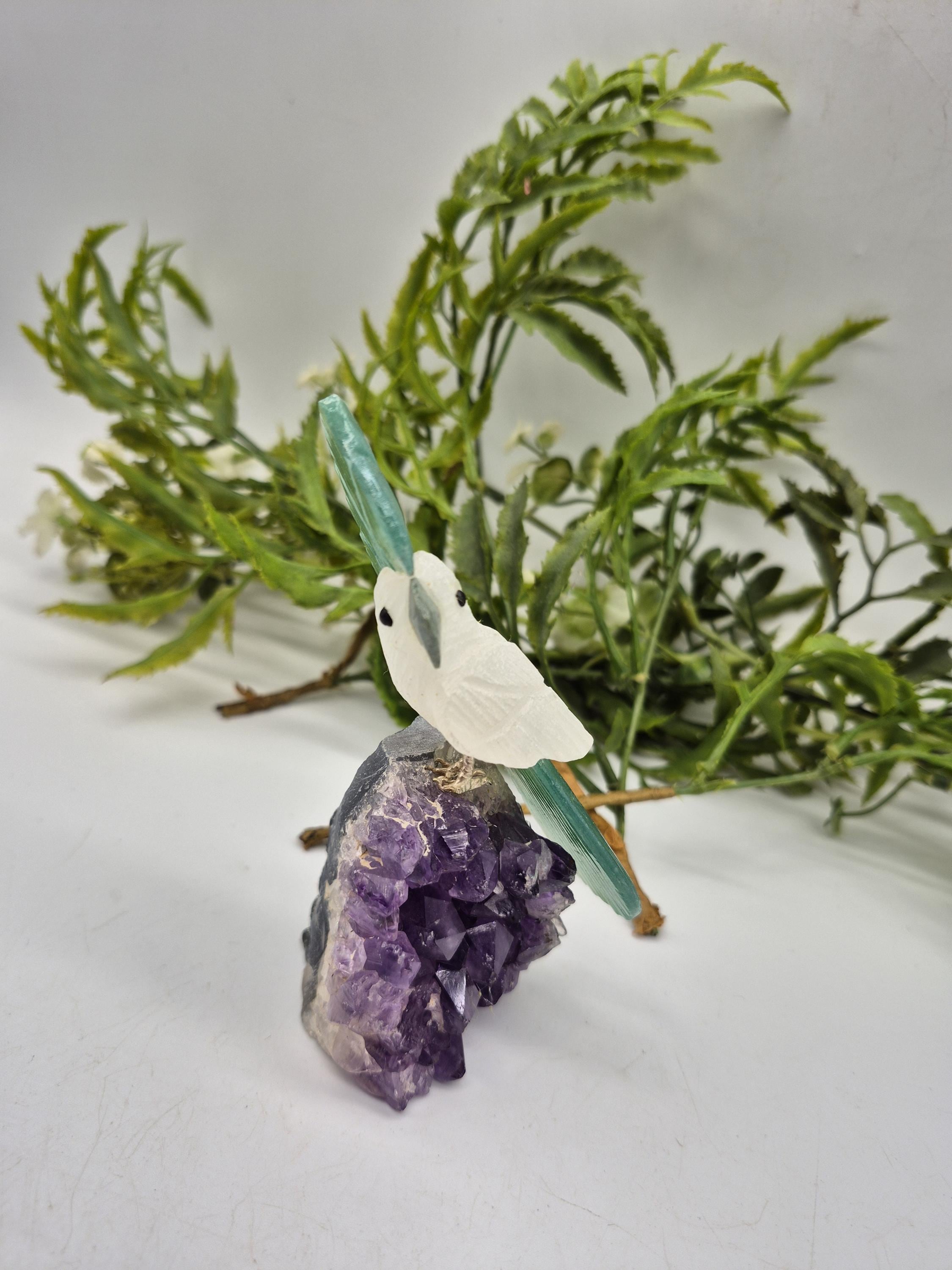 ヴィンテージクォーツ彫刻の鳥の彫刻：アメジストクラスターにグリーン