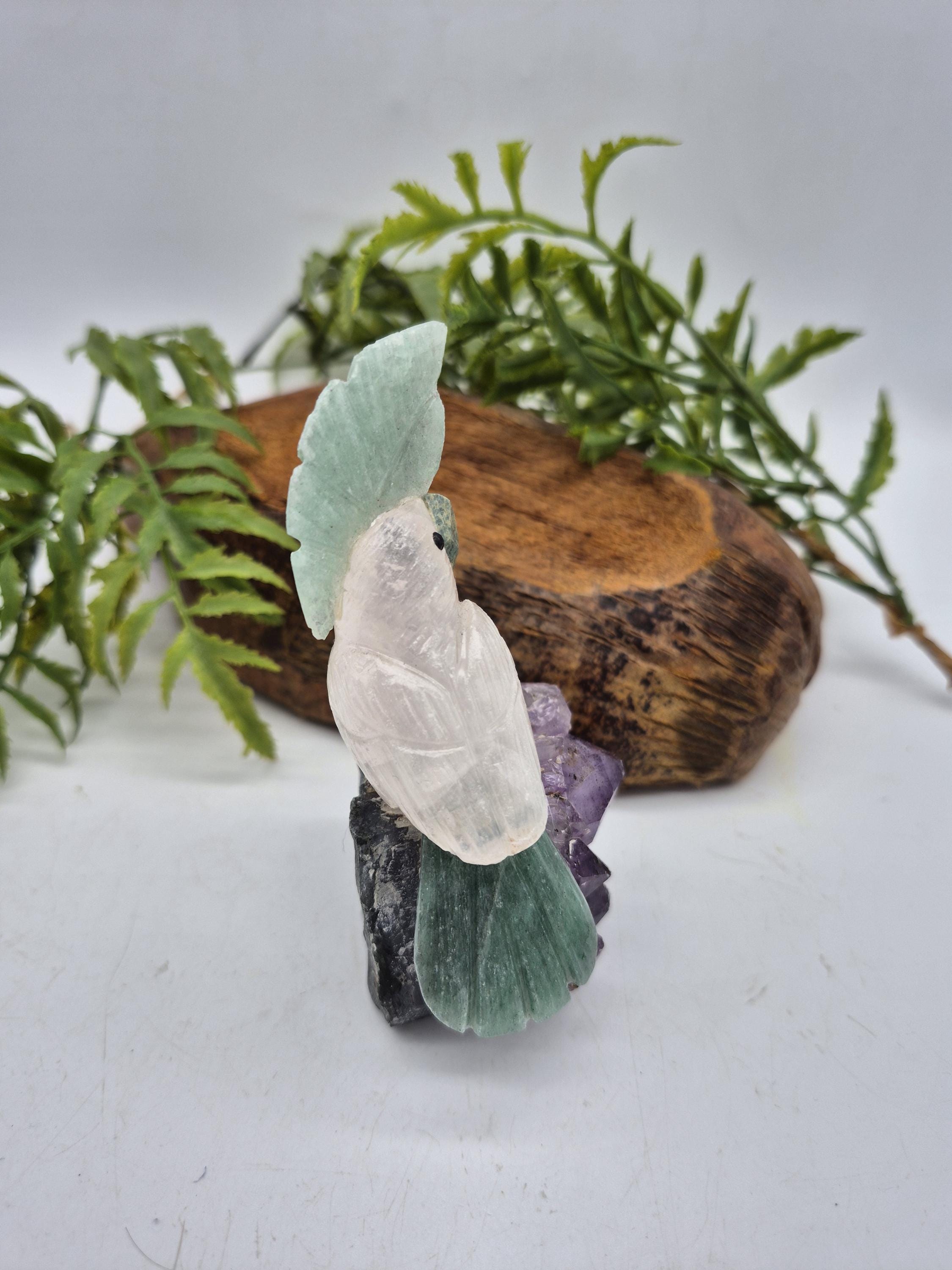ローズクォーツの鳥の彫刻：アメジストの台座にアベンチュリンの羽根