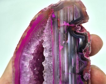 Fetta di agata fucsia: geode di cristallo lucidato, arredamento boho per la casa