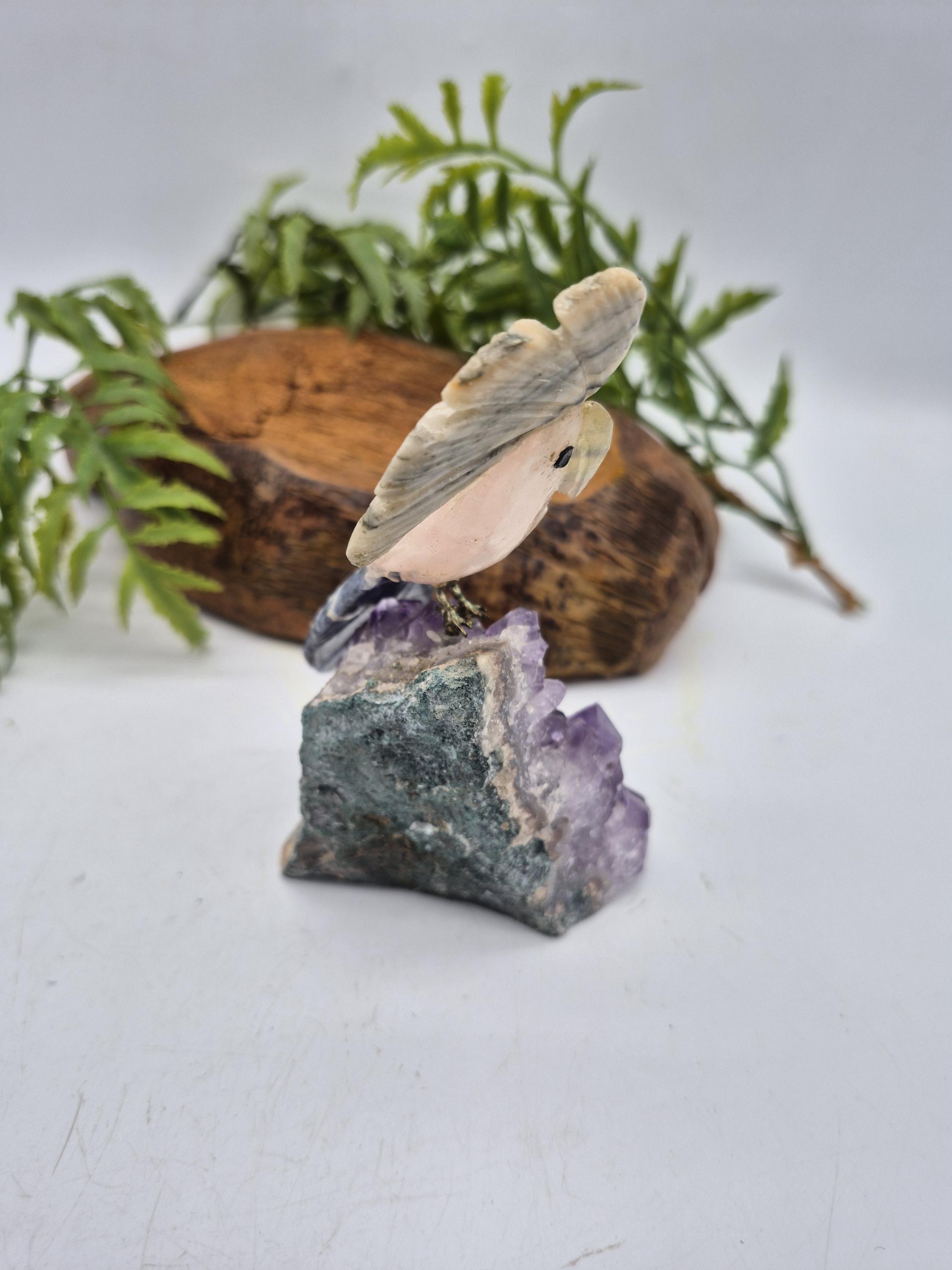 ローズクォーツの鳥の彫刻：アメジストの台座、瑪瑙とソーダライトの羽