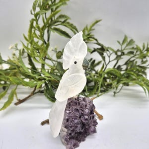 Quarz handgeschnitzter Vogel auf roher Amethyst-Cluster-Basis, Kristallpapageienvogelfigur, Vintage-Edelsteinvogel