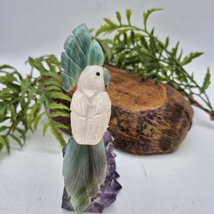 アメジストクラスターの台座にグリーンアゲートの羽根をつけたローズクォーツの鳥 – 宝石の鳥の置物、クリスタルの動物の彫刻