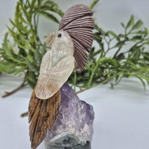 Quarz geschnitzter Vogel auf Amethyst-Cluster mit Jaspis-Details, Edelstein-Vogel-Skulptur, Vintage Vogel-Schnitzerei