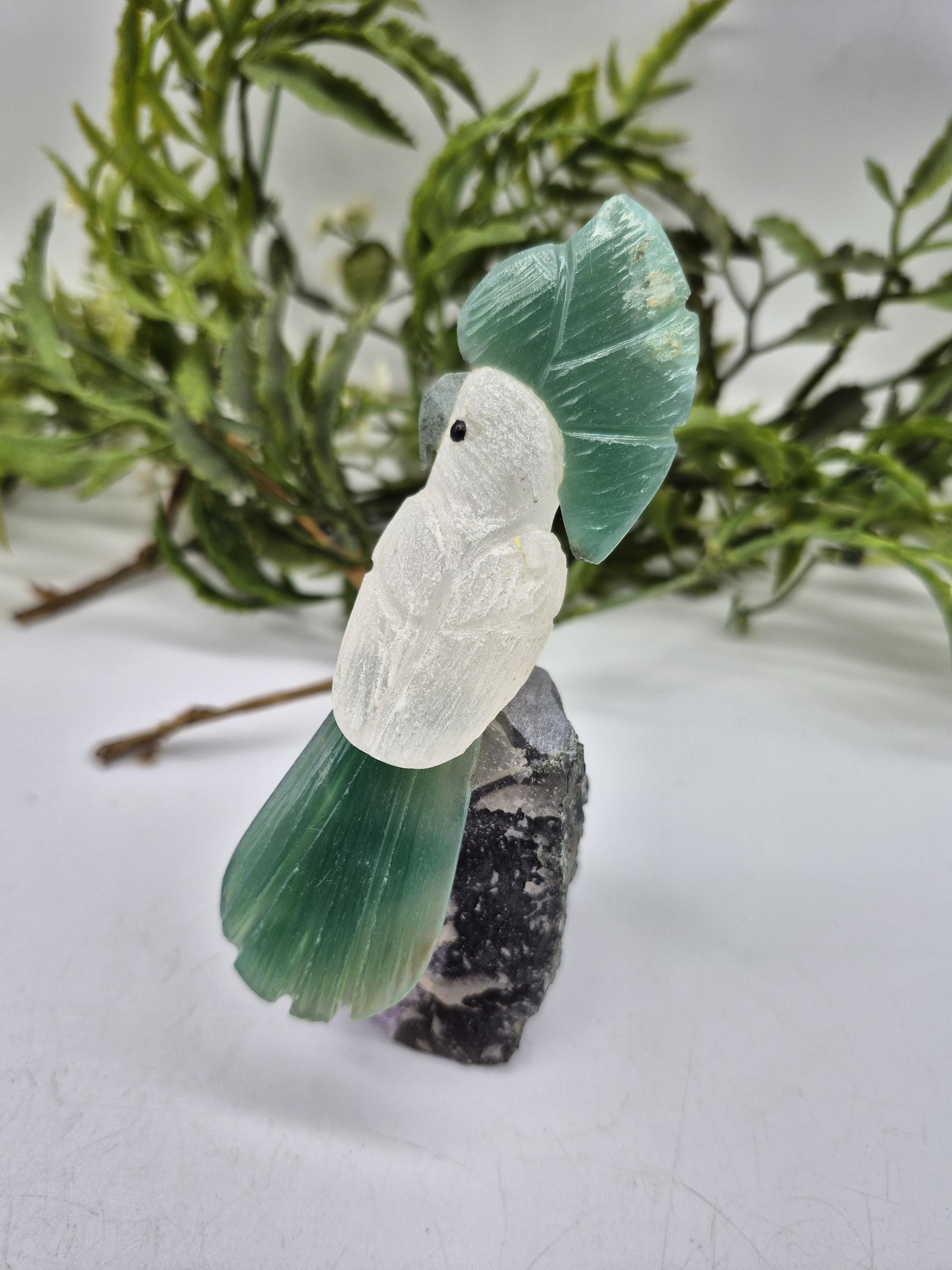 ヴィンテージクォーツ彫刻の鳥の彫刻：アメジストクラスターにグリーン