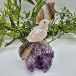 Rosenquarz Vogel auf Amethyst-Haufe - Vintage Edelstein-Papagei-Figur mit Achat-Details