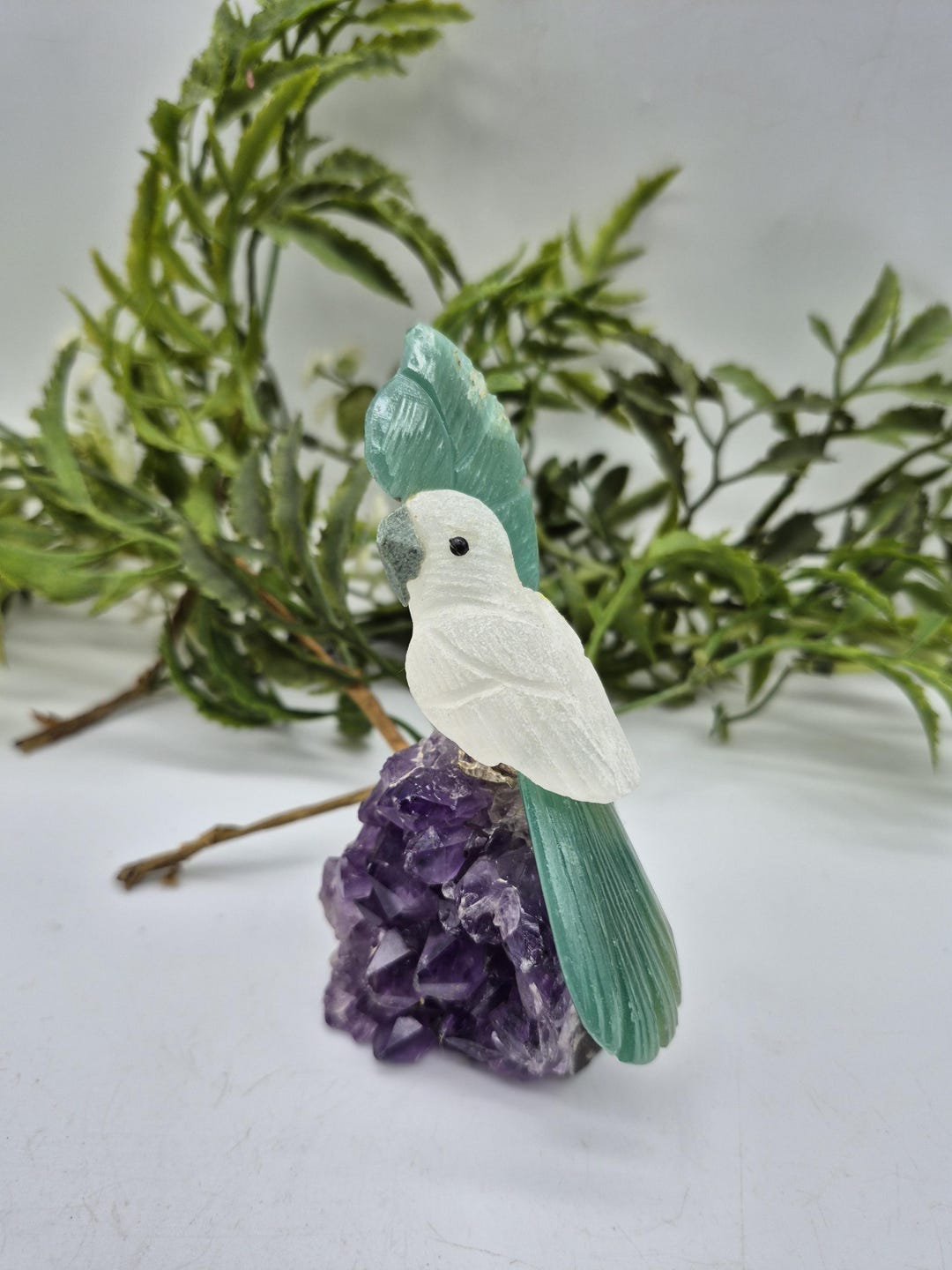 ヴィンテージクォーツ彫刻の鳥の彫刻：アメジストクラスターにグリーン