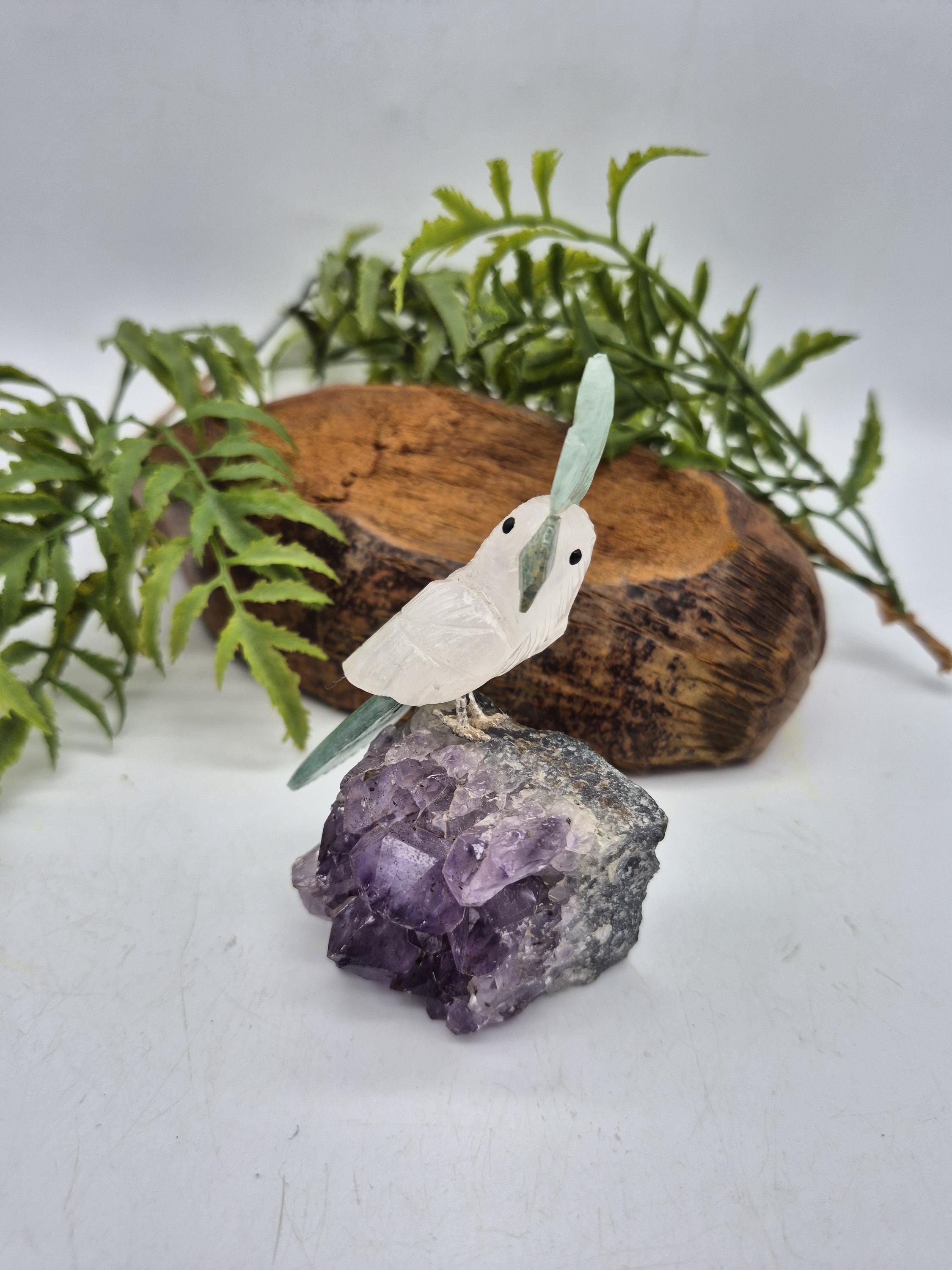 ローズクォーツの鳥の彫刻：アメジストの台座にアベンチュリンの羽根