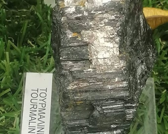 Surowy kryształ czarnego turmalinu: naturalny okaz minerału, kamień leczniczy