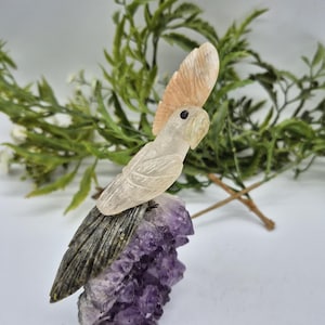Quarz geschnitzter Vogel auf Amethst Cluster Base Calcit Pflaume und Jade Schwanz, Edelstein Vintage Papagei Vogel Skulptur Figur
