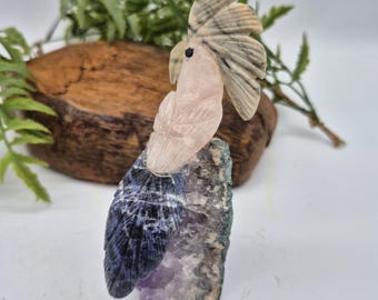 ローズクォーツの鳥の彫刻：アメジストの台座、瑪瑙とソーダライトの羽