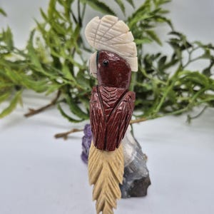 Echter Jaspis geschnitzter Vogel auf Amethyst-Cluster, Kristallvogelschnitzerei, Edelsteinvogelskulptur