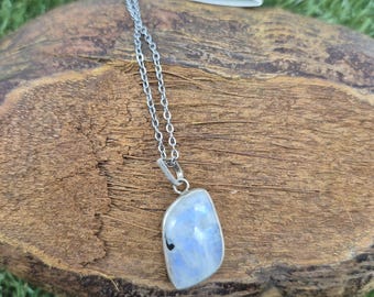 Colgante de piedra lunar con turmalina negra en plata de ley 925, cristal curativo con corte cabujón.