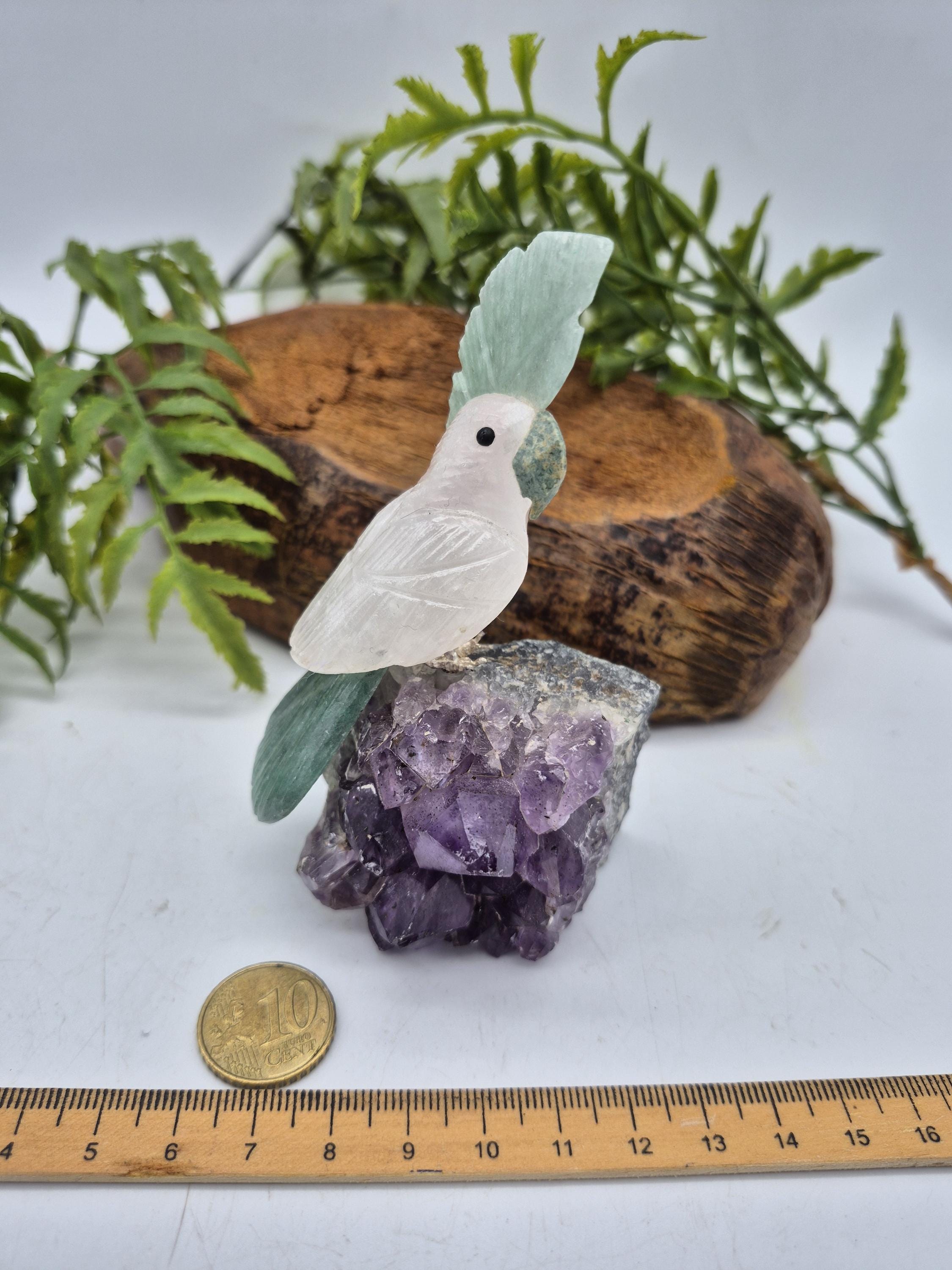 ローズクォーツの鳥の彫刻：アメジストの台座にアベンチュリンの羽根