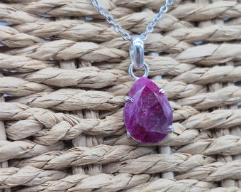 Facetterad Rubin Halsband 925 Sterling Silver Bezel Hänge - Stålkedja - Handgjorda Ädelstenssmycken