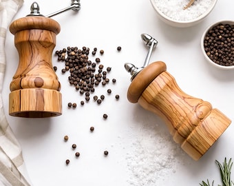 Olive Wood Vintage Style Pepper or Salt Mill, Grinder - Height 13cm (5.11")