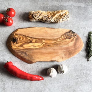 Rustic Oval Olive Wood Cheeseboard, Natural Wooden Cutting and Chopping Board, Handcrafted Serving Platter for Cheese, Bread & Antipasti
