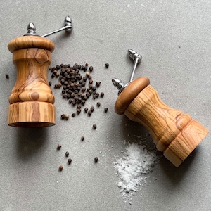 Olive Wood Vintage Style Pepper or Salt Mill, Grinder - Height 13cm (5.11") image 3