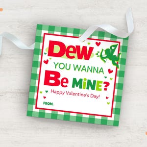 Puede incluir: Etiqueta de regalo a cuadros verdes y blancos con un mensaje de San Valentín rojo y verde "Dew You Wanna Be Mine?" La etiqueta presenta un Cupido de dibujos animados con una flecha.