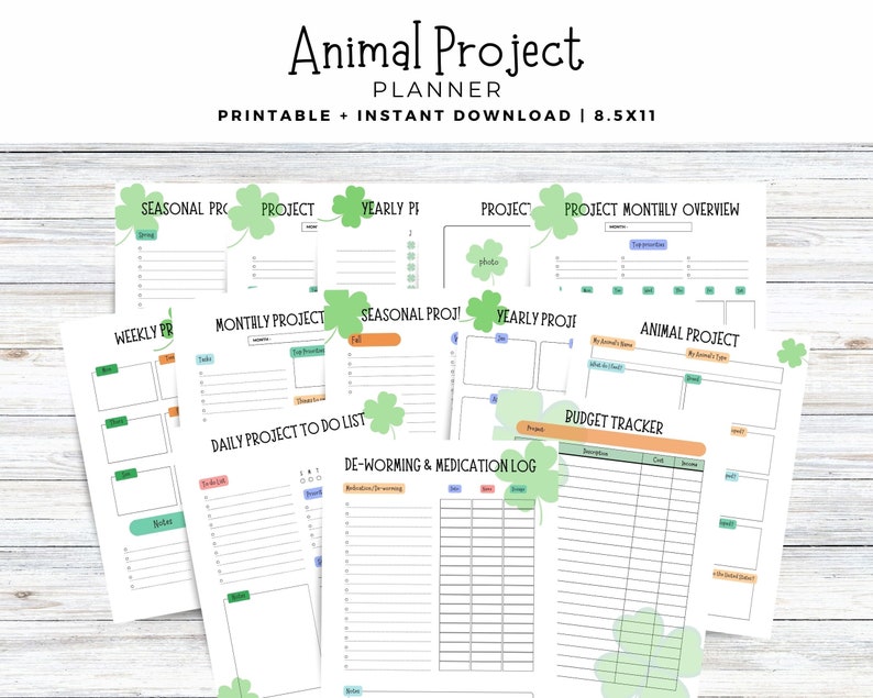 K&ouml;nnte beinhalten: Druckbarer Tierprojektplaner mit Seiten f&uuml;r saisonale Projekte, w&ouml;chentliche, monatliche und t&auml;gliche Aufgaben, einen Budget-Tracker und ein Entwurmungs- und Medikamentenprotokoll. Die Seiten sind mit gr&uuml;nen Kleeblatt-Designs verziert.