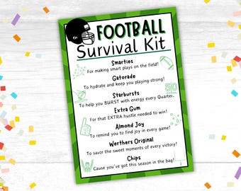 Könnte beinhalten: Ein grünes und schwarzes bedruckbares Schild mit dem Text "FOOTBALL Survival Kit" und einer Liste von Süßigkeiten und Snacks mit Beschreibungen. Die Artikel umfassen Smarties, Gatorade, Starbursts, Extra Kaugummi, Almond Joy, Werthers Original und Chips.
