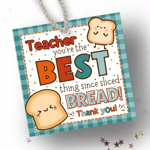 Puede incluir: Una etiqueta de regalo a cuadros azules y blancos con el texto "Teacher you're the BEST thing since sliced BREAD! Thank you!" y dos rebanadas de pan de dibujos animados con caras.