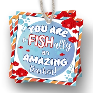 Puede incluir: Una etiqueta de regalo colorida para el Día del Maestro con fondo azul y peces rojos. La etiqueta dice "You are o-fish-ally an amazing teacher!"