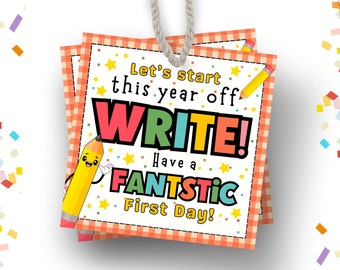Może przedstawiać: Dwie kwadratowe etykiety prezentowe z obramowaniem w kratkę i napisem "Let's start this year off WRITE! Have a FANTASTIC First Day!" w kolorowych literach. Etykiety przedstawiają ołówki z kreskówek i gwiazdki.