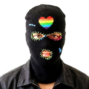 Pasamontañas personalizado con bordado arcoíris – Pasamontañas con corazón del orgullo bordado a mano, estilo urbano alternativo y para festivales.