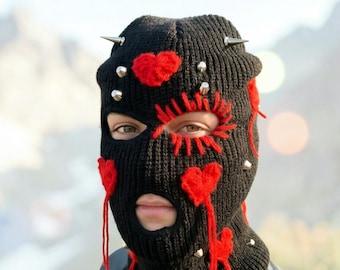 Handgemaakte zwarte bivakmuts met rood roze blauw borduurwerk, punkgebreid skimasker