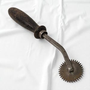 Antique Tracing Wheel – Copy Wheel for Sewing Patterns