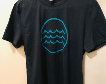 Camiseta WAVES - Azul marino con símbolo turquesa - 100 % algodón