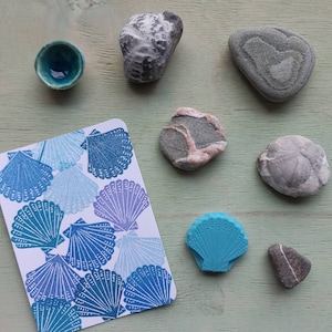 Een handgesneden schelpenstempel
