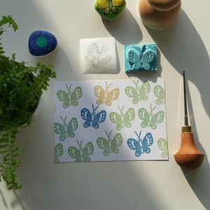 Timbre sculpté à la main d'un papillon