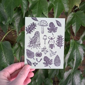 Postal estampada inspirada en el bosque