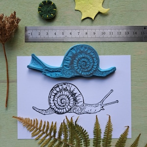 Um carimbo de caracol esculpido à mão