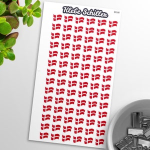 Könnte beinhalten: Eine Bogen mit Aufklebern mit der dänischen Flagge. Der Bogen ist weiß und hat 60 rote und weiße dänische Flaggen in einem Raster angeordnet. Der Text "Kleben Schillen" und "80180" ist in der oberen rechten Ecke des Bogens gedruckt.