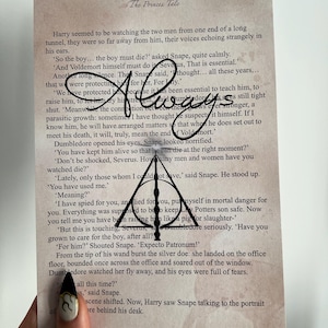 Stampa con citazione "Always" di Harry Potter con pagina del libro e disegno dei Doni della Morte. Formato A5