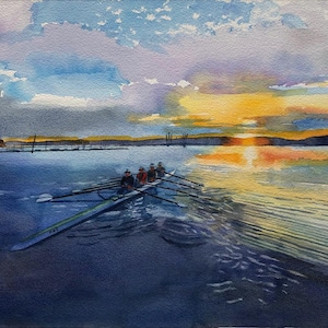 Może przedstawiać: Akwarela przedstawiająca zespół wioślarski w łodzi na jeziorze o zachodzie słońca. Niebo jest połączeniem błękitu, fioletu i pomarańczy, a woda odbija kolory nieba. Łódź znajduje się na pierwszym planie, a zespół wiosłuje w kierunku widza.