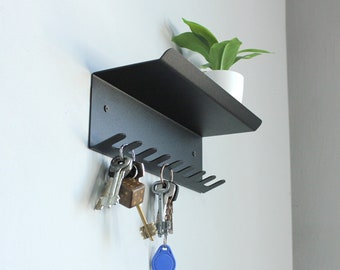 Wandgemonteerde metalen sleutel- en posthouderplank: moderne halorganizer