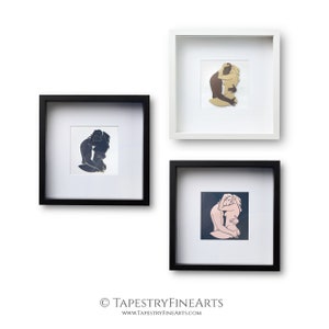 Pu&ograve; includere: Tre stampe d'arte in silhouette in bianco e nero incorniciate di una coppia che si abbraccia. Le stampe sono in cornici nere, cornici bianche e cornici nere.
