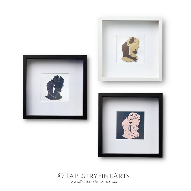 Pu&ograve; includere: Tre stampe d'arte in silhouette in bianco e nero incorniciate di una coppia che si abbraccia. Le stampe sono in cornici nere, cornici bianche e cornici nere.