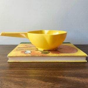yellow Tupperware kitchen strainer