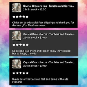 Pu&ograve; includere: Tre recensioni dei clienti per ciondoli di cristallo per Crocs. Ogni recensione include una valutazione a cinque stelle e un breve commento. I ciondoli sono mostrati in ogni recensione.